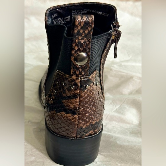 Steve Madden Girls' JCase Snake Embossed Low Heel Booties Sz 13 Used – Like New - Picture 6 of 8